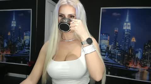 Snapshot of laras_moans chatting on February 19, 2025, 10:12 am laras_moans online show from February 19, 2025, 10:12 am