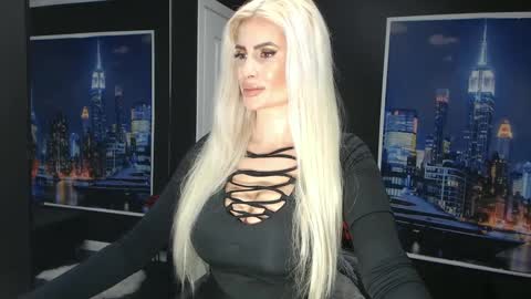 Snapshot of laras_moans chatting on February 25, 2025, 8:03 am laras_moans online show from February 25, 2025, 8:03 am