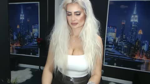 Snapshot of laras_moans chatting on March 12, 2025, 8:51 am laras_moans online show from March 12, 2025, 8:51 am