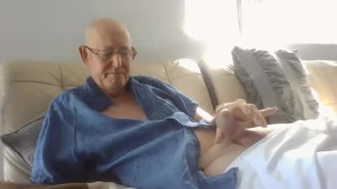 Snapshot of largerthan chatting on March 28, 2026, 11:15 pm largerthan- say hi on entry online show from March 28, 2026, 11:15 pm