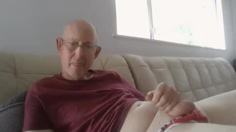 Snapshot of largerthan chatting on April 1, 2026, 4:35 am largerthan- say hi on entry online show from April 1, 2026, 4:35 am
