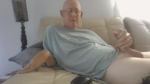 Snapshot of largerthan chatting on April 23, 2026, 11:29 pm largerthan- say hi on entry online show from April 23, 2026, 11:29 pm