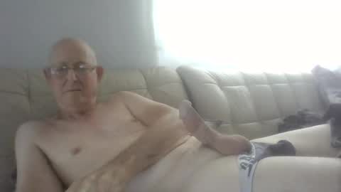 Snapshot of largerthan chatting on May 22, 2026, 3:57 am largerthan- say hi on entry online show from May 22, 2026, 3:57 am