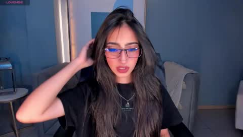 Larisa Smirnov online show from October 28, 2025, 4:27 am