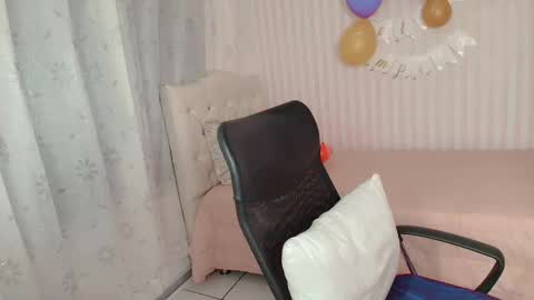 Snapshot of larissalove_doll chatting on October 28, 2025, 8:33 pm Larissas online show from October 28, 2025, 8:33 pm