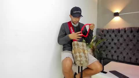 Snapshot of larry_vito chatting on January 16, 2026, 12:20 pm LARRY online show from January 16, 2026, 12:20 pm