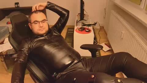 Snapshot of latexboy893 chatting on November 26, 2025, 12:00 am latexboy893 online show from November 26, 2025, 12:00 am