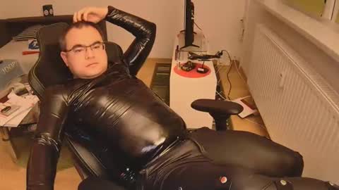 Snapshot of latexboy893 chatting on December 1, 2025, 12:26 am latexboy893 online show from December 1, 2025, 12:26 am