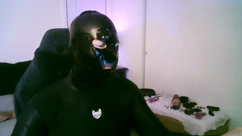 Snapshot of latexminheadroom chatting on April 18, 2026, 12:47 am latexminheadroom online show from April 18, 2026, 12:47 am