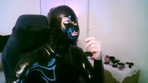 Snapshot of latexminheadroom chatting on April 19, 2026, 1:05 am latexminheadroom online show from April 19, 2026, 1:05 am