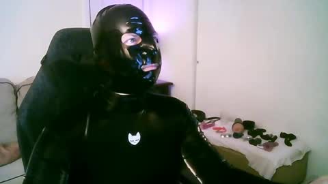 Snapshot of latexminheadroom chatting on May 9, 2026, 1:44 am latexminheadroom online show from May 9, 2026, 1:44 am