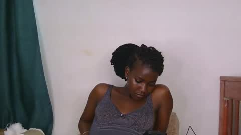 latiffaah_xx online show from April 25, 2026, 1:41 pm