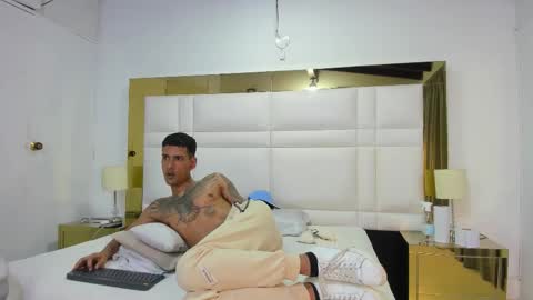 Snapshot of latin_couple20y chatting on September 28, 2025, 8:09 am Johana y Santiago online show from September 28, 2025, 8:09 am