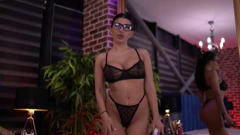 Snapshot of latinaloco chatting on March 1, 2026, 6:54 pm Latina online show from March 1, 2026, 6:54 pm