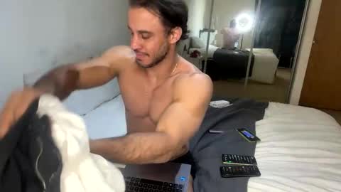 latino_rodri online show from April 17, 2026, 7:06 pm