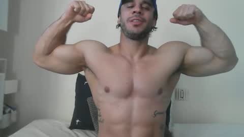 latino_rodri online show from May 1, 2026, 7:35 am