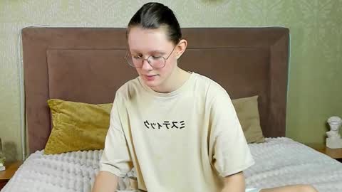 latoriacosner online show from February 4, 2026, 4:18 am