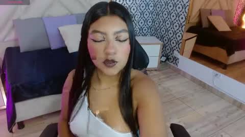 laulin_tay online show from May 7, 2026, 3:56 am