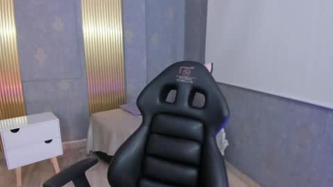 laulin_tay online show from May 20, 2026, 2:40 am