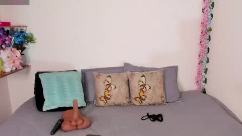 laura1__ online show from May 4, 2026, 11:23 pm