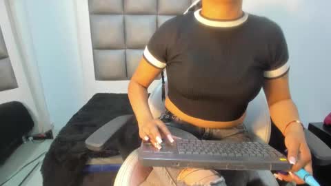 laura__js_ online show from September 19, 2025, 1:56 pm