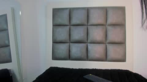 laura__js_ online show from September 20, 2025, 2:07 pm