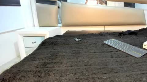 laura__js_ online show from December 1, 2025, 4:23 pm