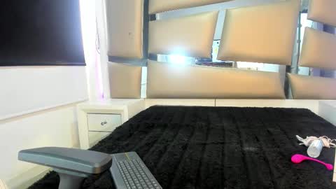 laura__js_ online show from December 2, 2025, 4:35 pm