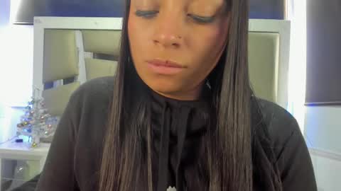 laura__js_ online show from December 22, 2025, 4:26 pm