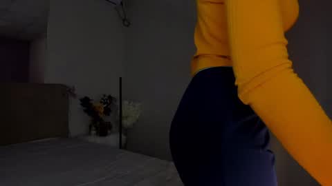 Snapshot of laura__leee chatting on January 7, 2025, 6:27 am Laura online show from January 7, 2025, 6:27 am