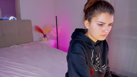 Snapshot of laura__leee chatting on January 19, 2025, 12:17 pm Laura online show from January 19, 2025, 12:17 pm