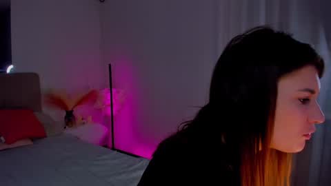 Snapshot of laura__leee chatting on February 1, 2025, 6:21 am Laura online show from February 1, 2025, 6:21 am