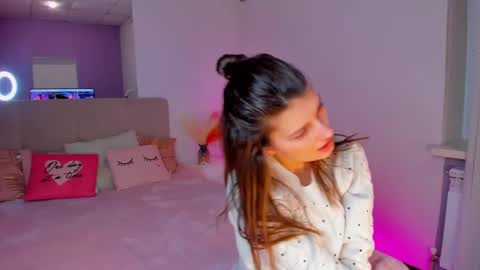 Snapshot of laura__leee chatting on February 10, 2025, 9:25 am Laura online show from February 10, 2025, 9:25 am