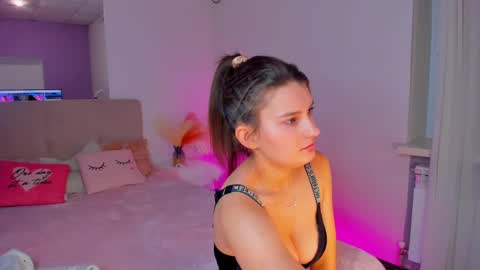 Snapshot of laura__leee chatting on February 10, 2025, 12:29 pm Laura online show from February 10, 2025, 12:29 pm