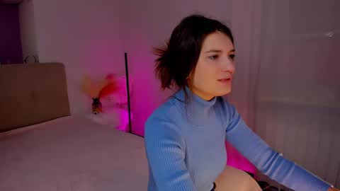 Snapshot of laura__leee chatting on February 20, 2025, 5:33 am Laura online show from February 20, 2025, 5:33 am