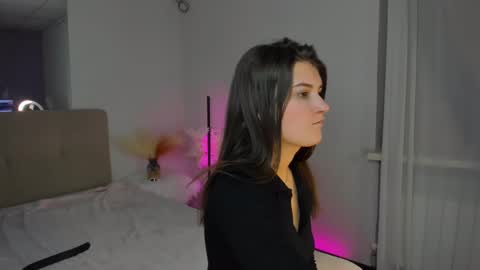 Snapshot of laura__leee chatting on March 3, 2025, 10:17 am Laura online show from March 3, 2025, 10:17 am