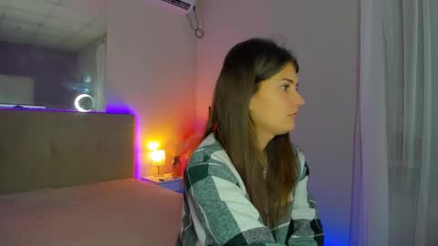 Snapshot of laura__leee chatting on September 24, 2025, 5:33 am Laura online show from September 24, 2025, 5:33 am