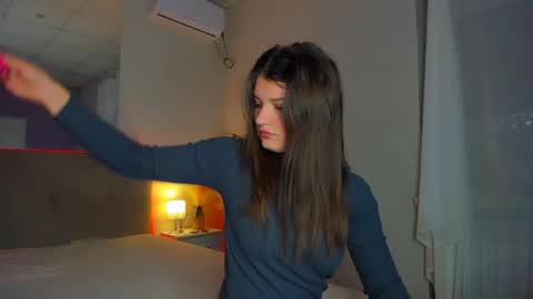 Snapshot of laura__leee chatting on October 6, 2025, 5:27 am Laura online show from October 6, 2025, 5:27 am
