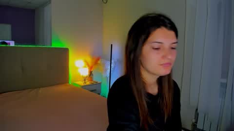 Snapshot of laura__leee chatting on October 12, 2025, 5:06 am Laura online show from October 12, 2025, 5:06 am