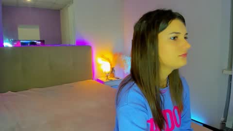 Snapshot of laura__leee chatting on October 13, 2025, 5:18 am Laura online show from October 13, 2025, 5:18 am