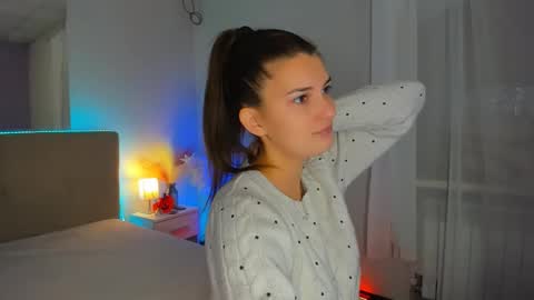 Snapshot of laura__leee chatting on October 16, 2025, 5:30 am Laura online show from October 16, 2025, 5:30 am