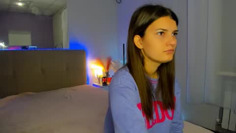Snapshot of laura__leee chatting on October 20, 2025, 5:19 am Laura online show from October 20, 2025, 5:19 am
