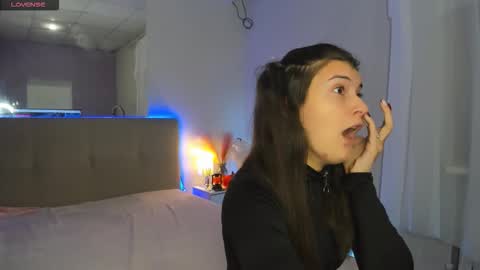 Snapshot of laura__leee chatting on October 21, 2025, 5:19 am Laura online show from October 21, 2025, 5:19 am