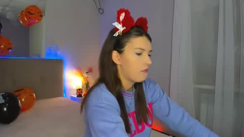 Snapshot of laura__leee chatting on October 24, 2025, 5:37 am Laura online show from October 24, 2025, 5:37 am
