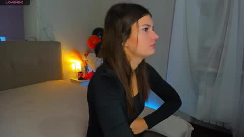 Snapshot of laura__leee chatting on October 27, 2025, 6:17 am Laura online show from October 27, 2025, 6:17 am