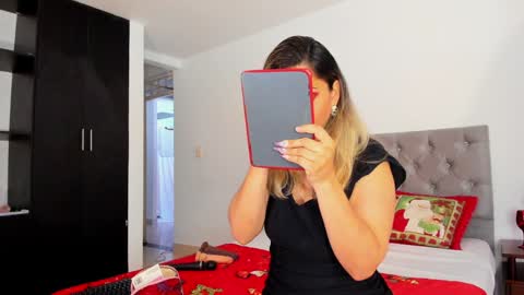 Snapshot of laura__martiinez chatting on December 5, 2024, 8:22 pm online show from December 5, 2024, 8:22 pm