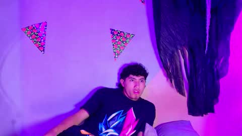 laura_and_kevin online show from October 30, 2025, 1:45 pm