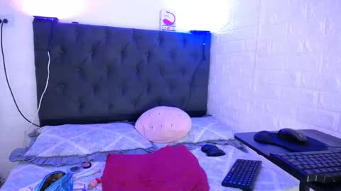 Snapshot of laura_candy02 chatting on December 12, 2024, 11:25 pm LAURA online show from December 12, 2024, 11:25 pm