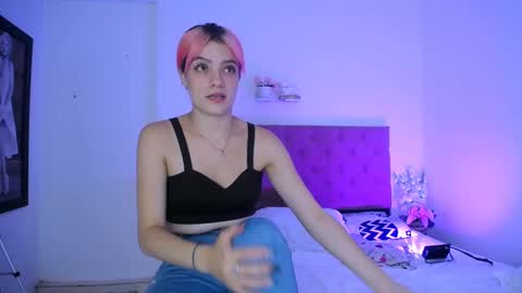 Snapshot of laura_candy02 chatting on December 19, 2024, 11:25 pm LAURA online show from December 19, 2024, 11:25 pm