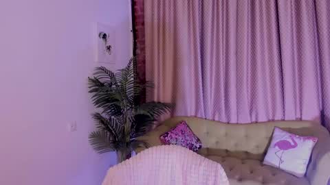 Snapshot of laura_coy chatting on December 22, 2024, 8:25 pm Laura online show from December 22, 2024, 8:25 pm
